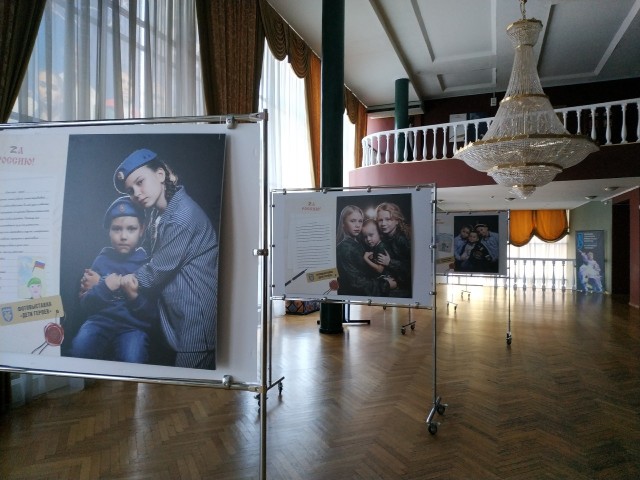 В театре «Колесо» открывается фотовыставка «Дети Героев».