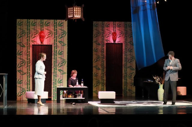 Комедия положений: в Красноярске показали настольный спектакль «Сирена и Виктория»